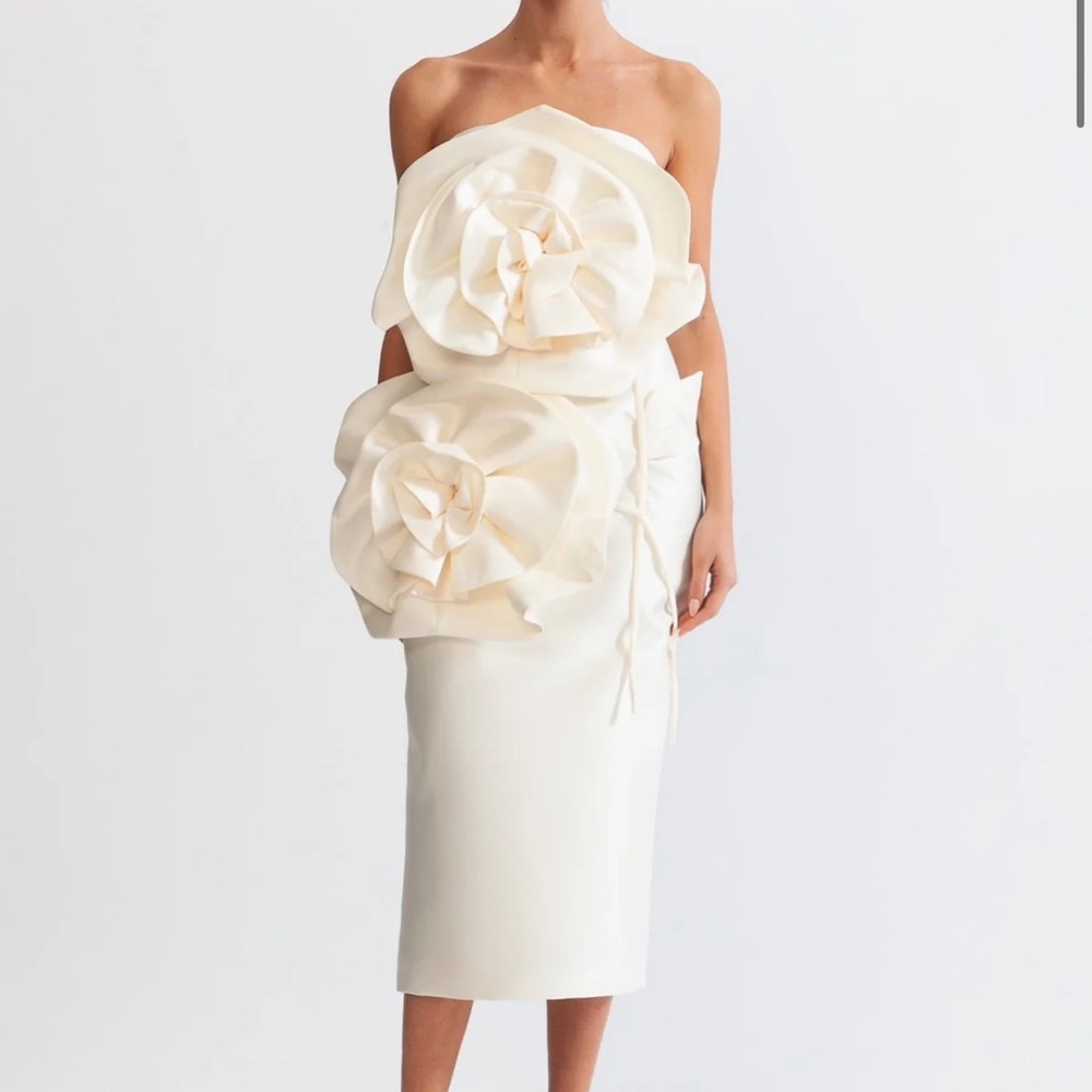 Elegant Cream Strapless Dress with 3D Floral Accents